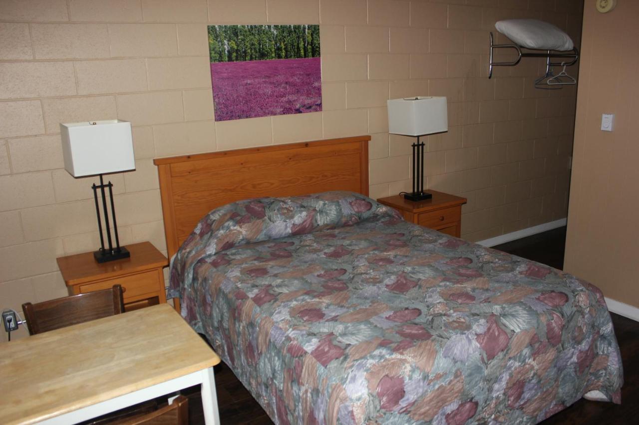 Flamingo Motel Penticton Bagian luar foto