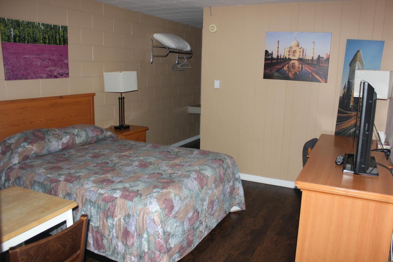 Flamingo Motel Penticton Bagian luar foto
