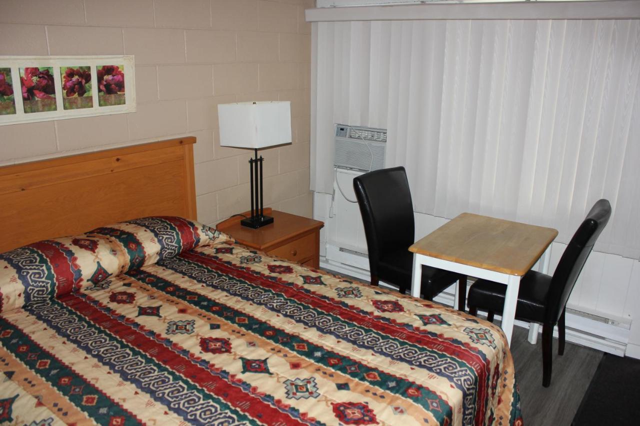 Flamingo Motel Penticton Bagian luar foto
