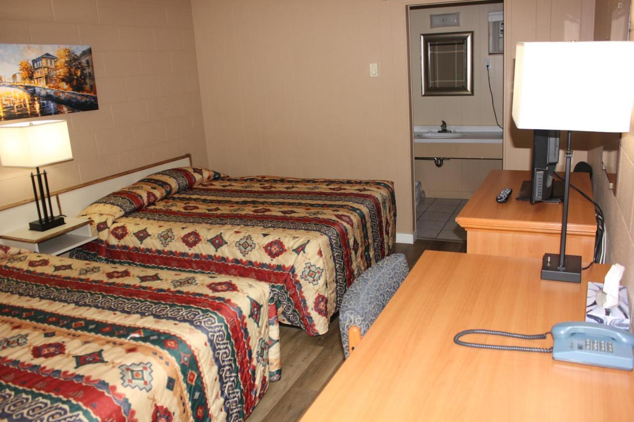 Flamingo Motel Penticton Bagian luar foto