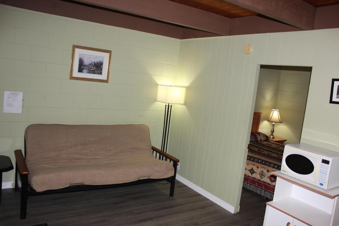 Flamingo Motel Penticton Bagian luar foto