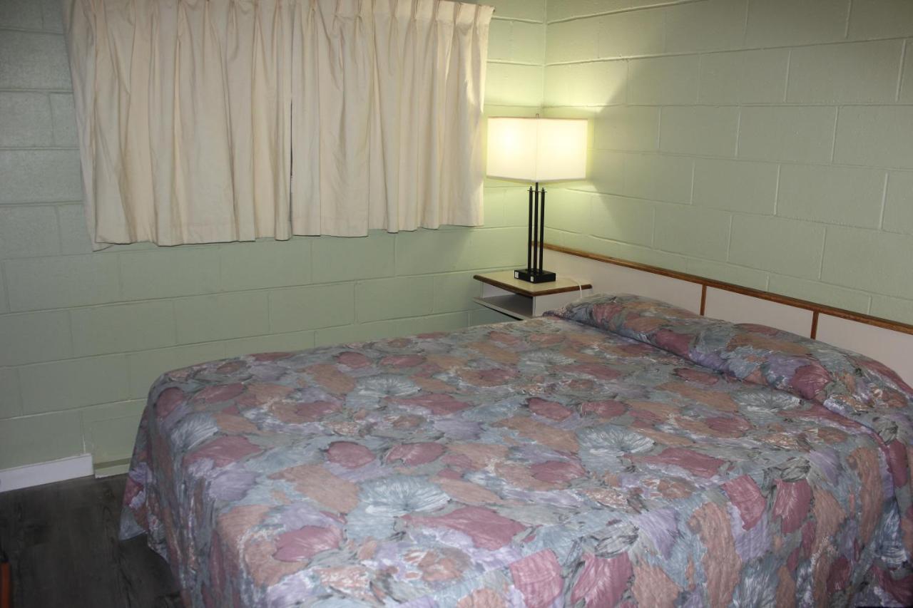 Flamingo Motel Penticton Bagian luar foto