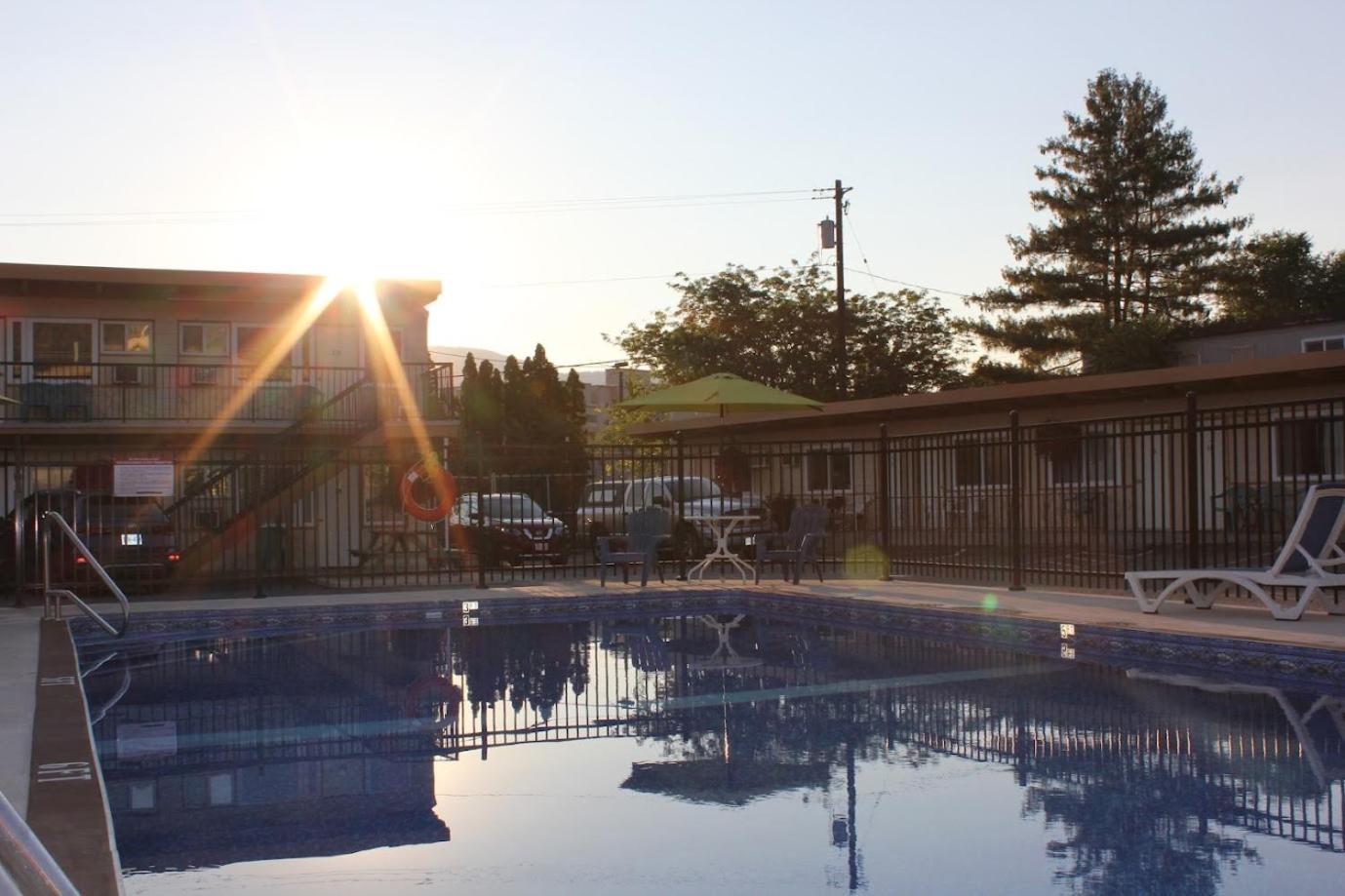 Flamingo Motel Penticton Bagian luar foto
