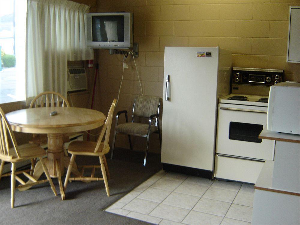 Flamingo Motel Penticton Bagian luar foto