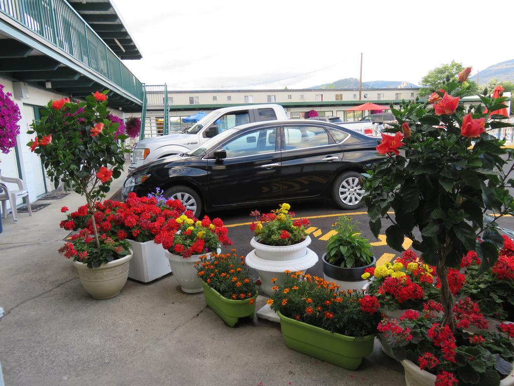Flamingo Motel Penticton Bagian luar foto