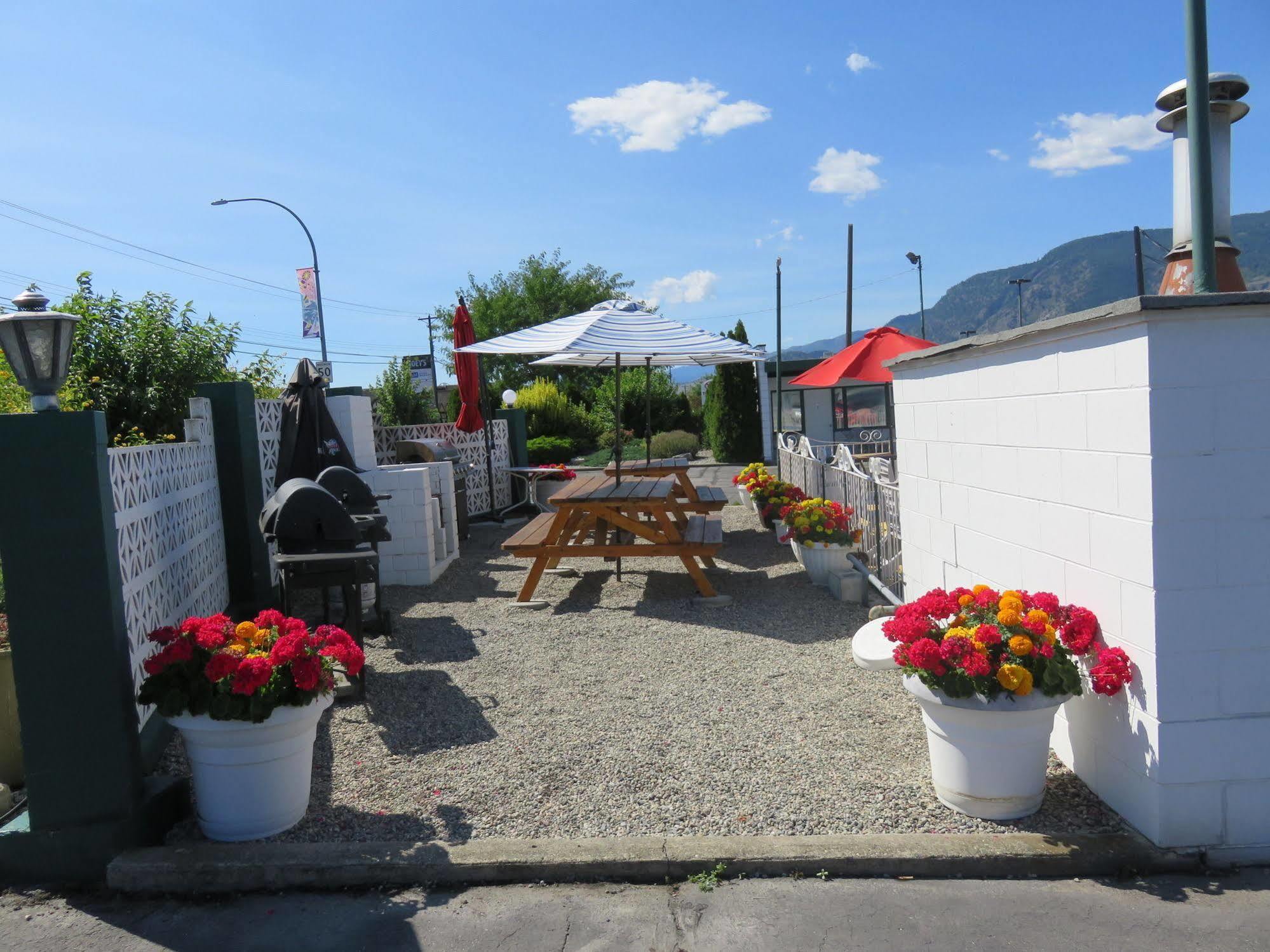 Flamingo Motel Penticton Bagian luar foto