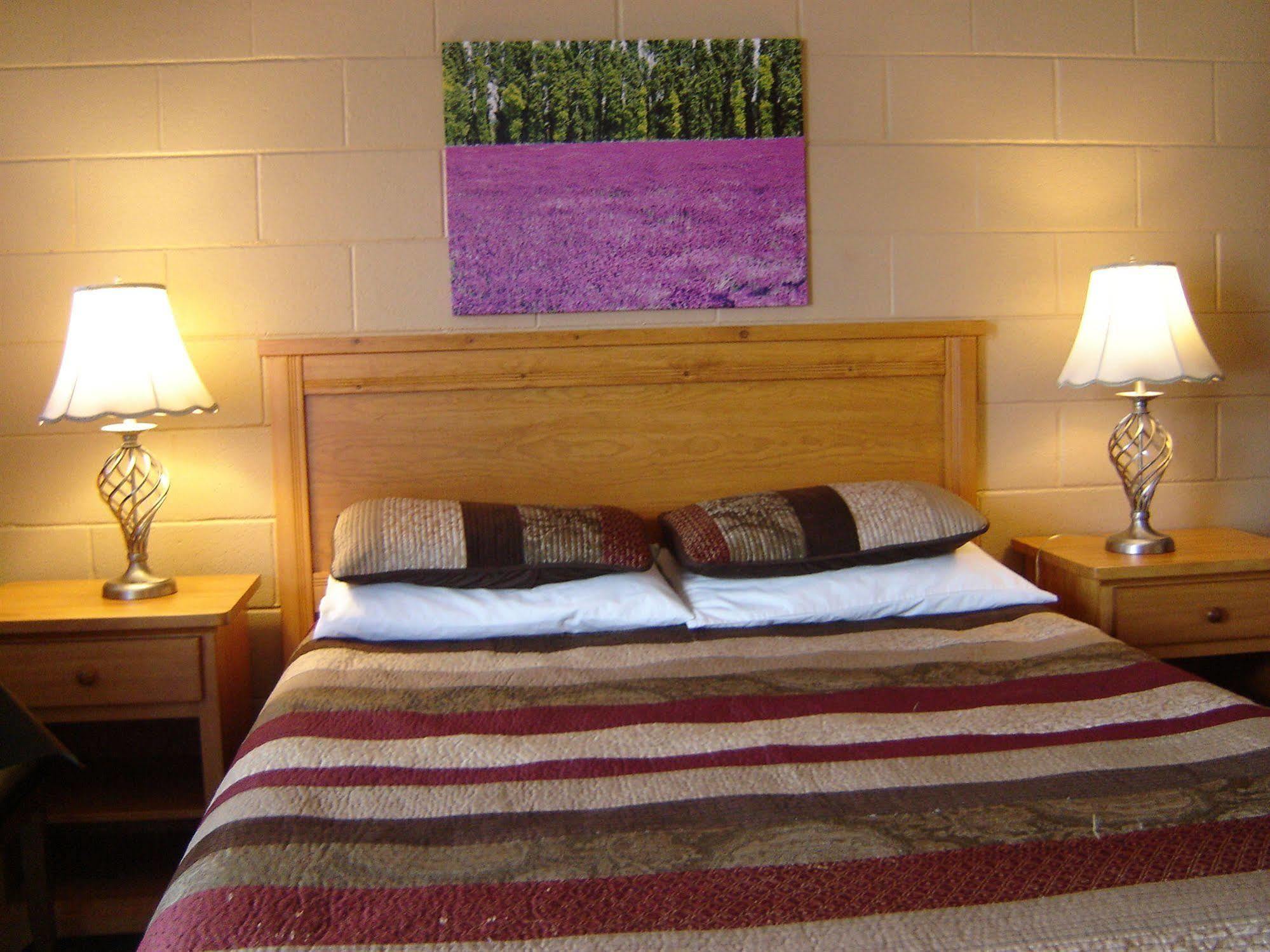 Flamingo Motel Penticton Bagian luar foto