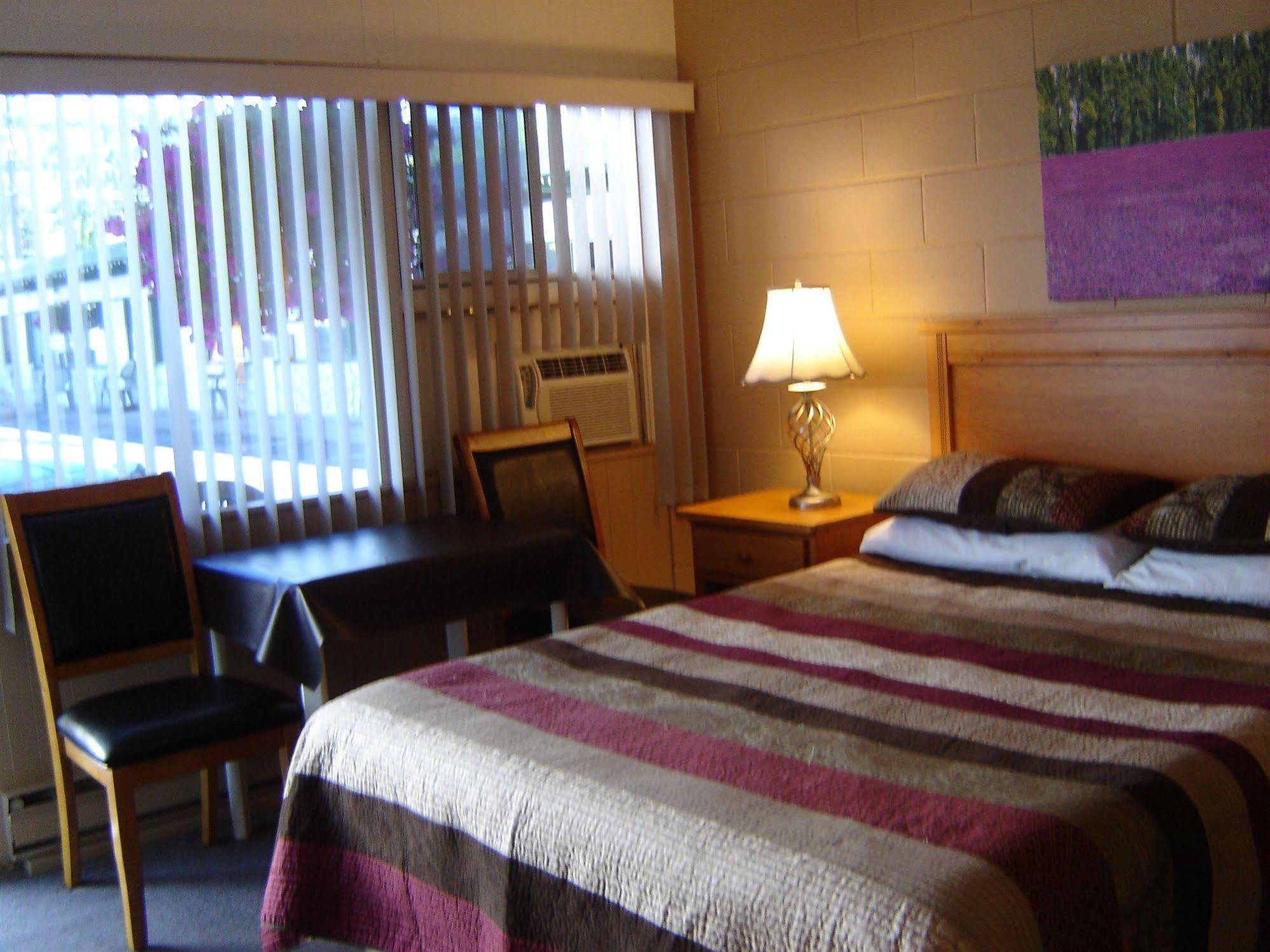 Flamingo Motel Penticton Bagian luar foto
