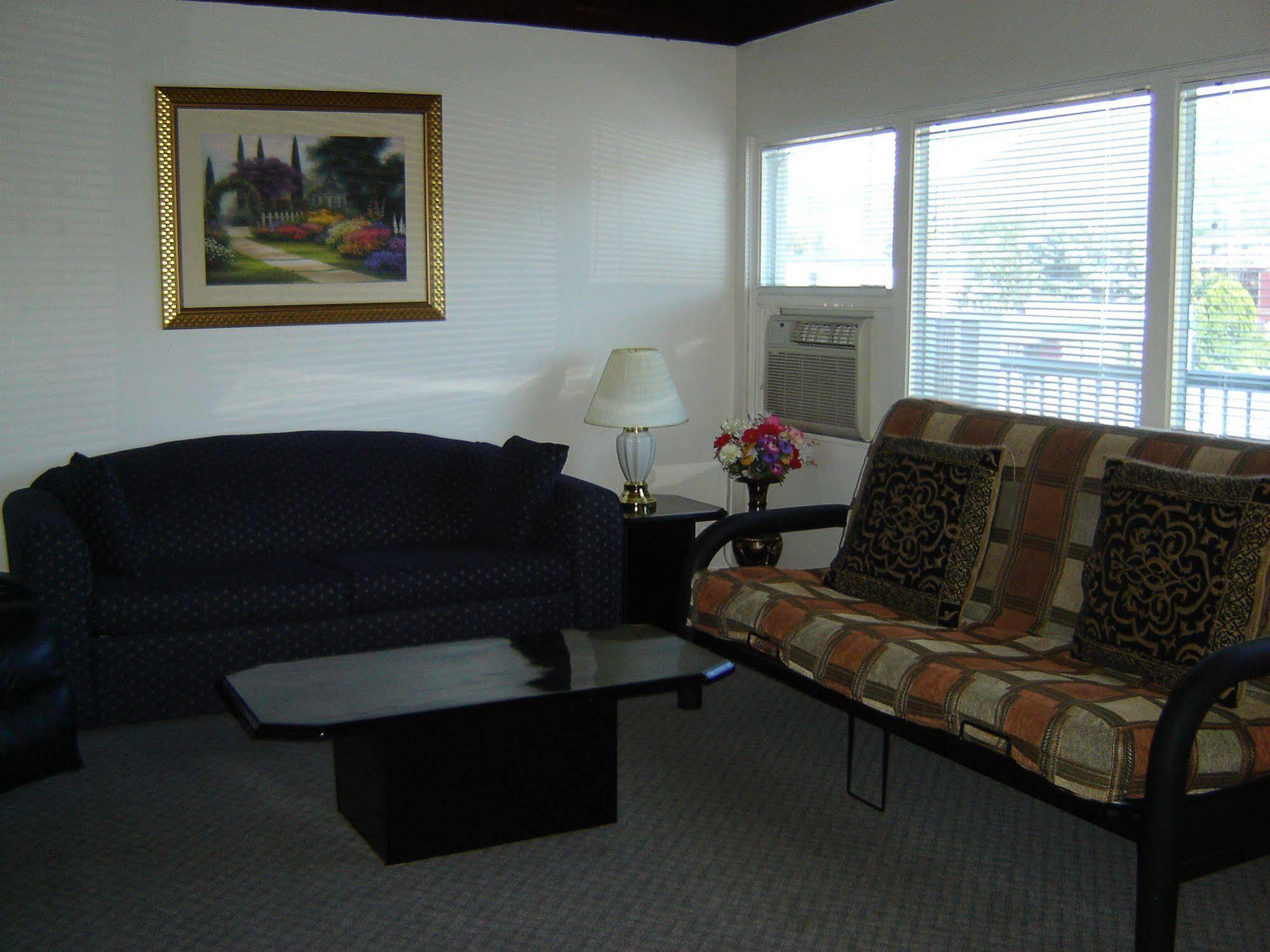 Flamingo Motel Penticton Bagian luar foto