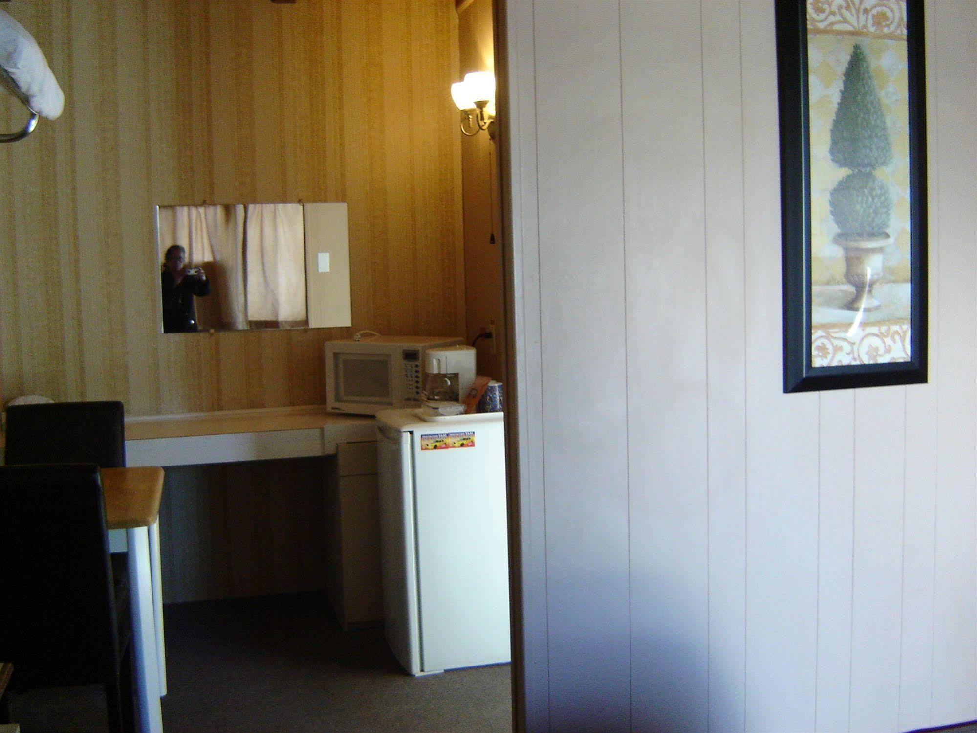 Flamingo Motel Penticton Bagian luar foto