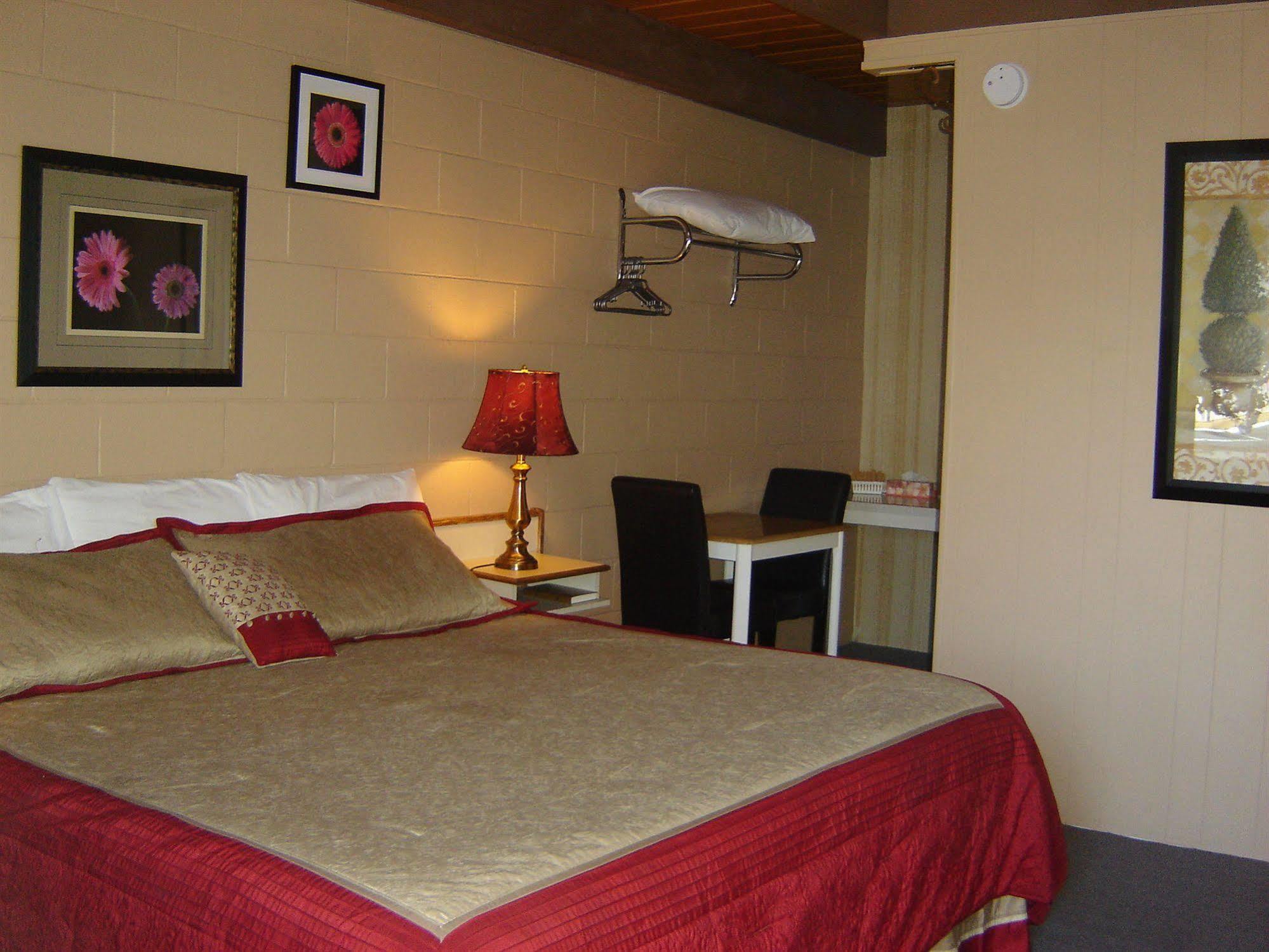 Flamingo Motel Penticton Bagian luar foto
