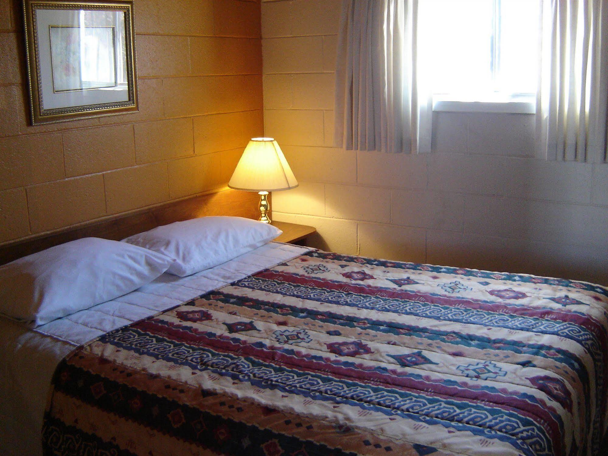 Flamingo Motel Penticton Bagian luar foto