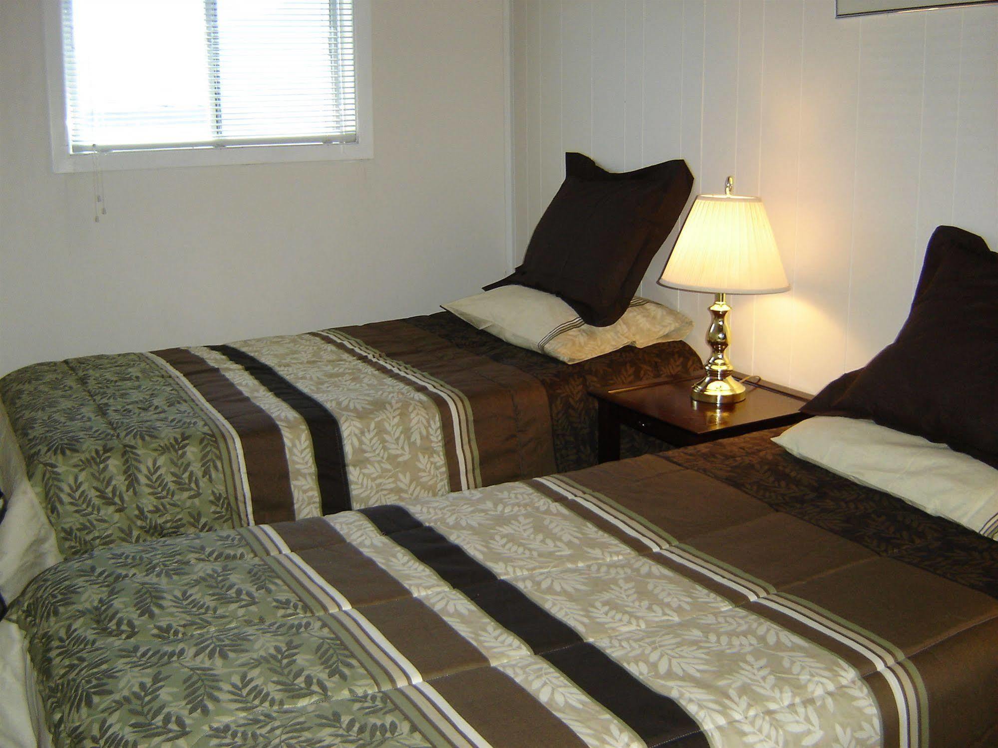 Flamingo Motel Penticton Bagian luar foto