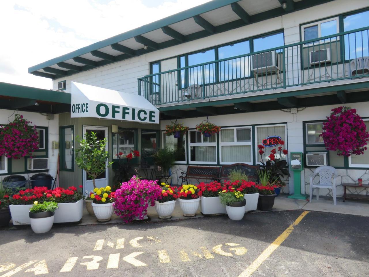 Flamingo Motel Penticton Bagian luar foto